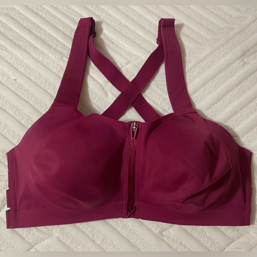 Victoria’s Secret On-Point, front close sports bra, size 36DD, great used cond